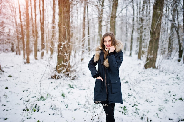 Mooie brunette meisje in warme winterkleding. Model op winterjas.