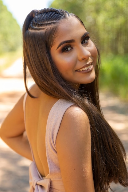 Foto mooie brunette meisje poseren op foto's in de natuur.