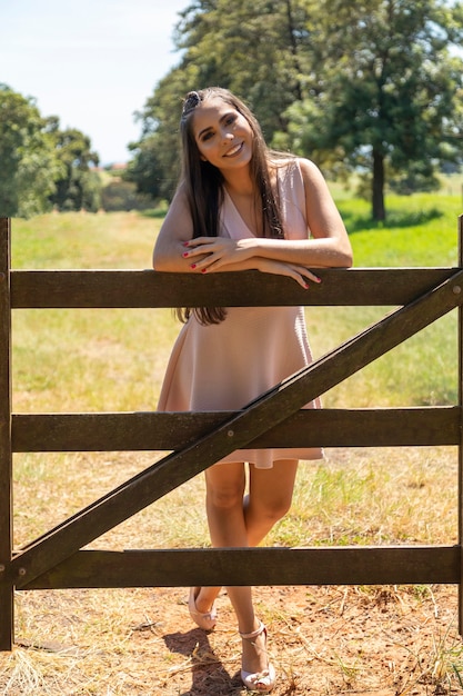 Mooie brunette meisje poseren op foto's in de natuur.