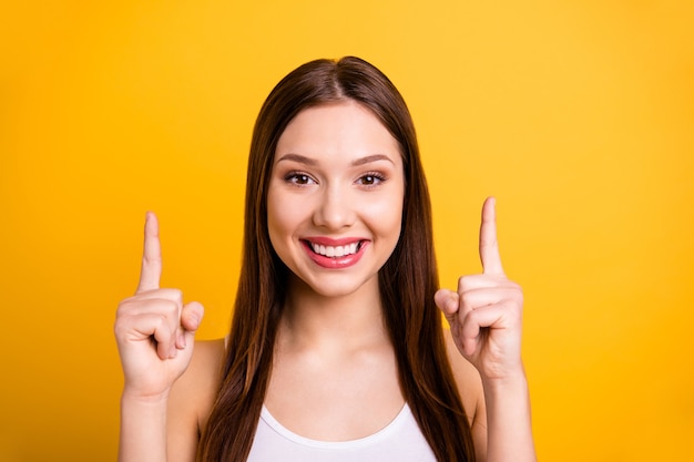 mooie brunette poseren geïsoleerd op oranje