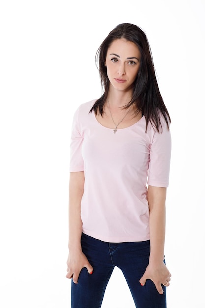 Mooie brunette vrouw in roze tshirt