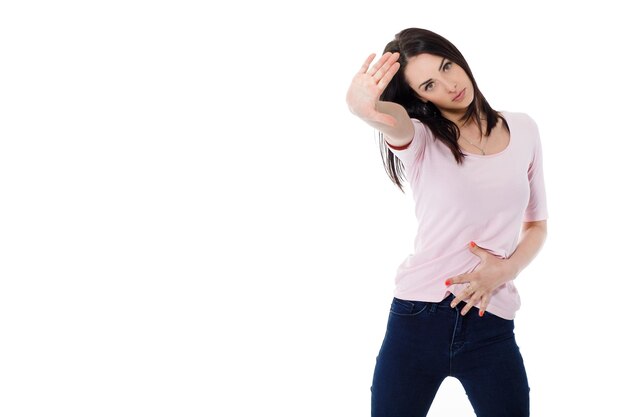 Mooie brunette vrouw in roze tshirt