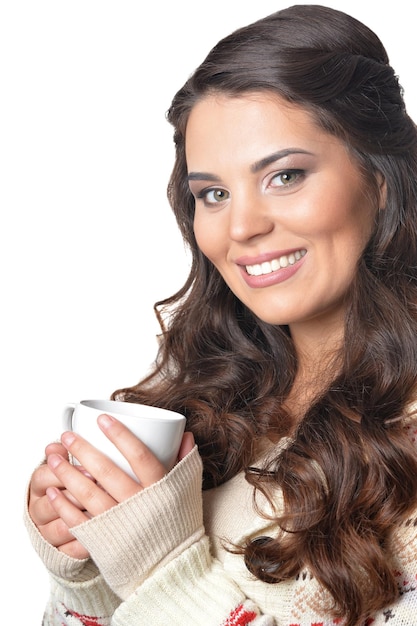 Mooie brunette vrouw koffie drinken, close-up