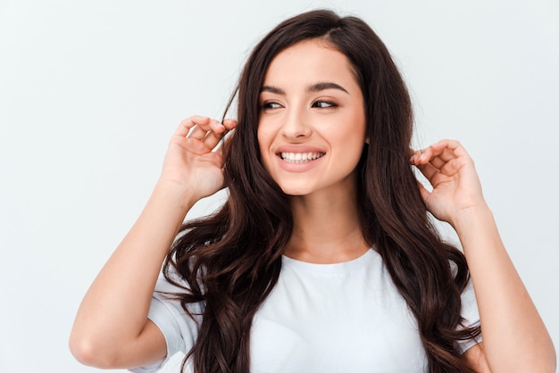 Mooie brunette vrouw met lang haar in een wit t-shirt