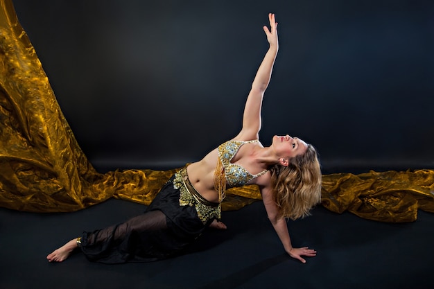 Mooie buik blonde danseres in kostuum dansen costume