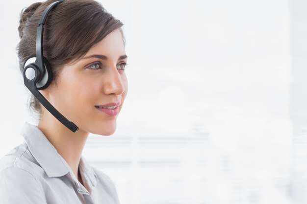 Mooie call center agent lachend