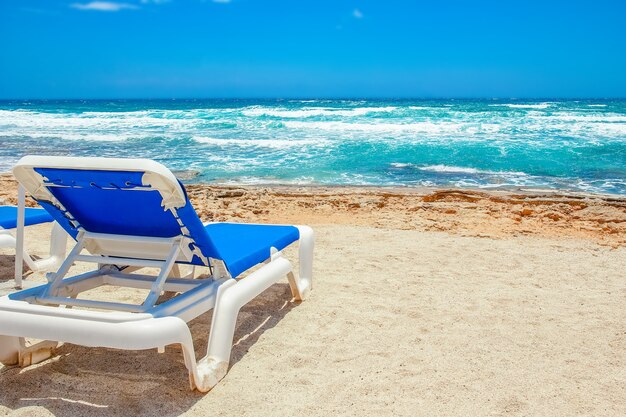 Foto mooie chaise longue aan zee op natuuroppervlak