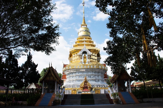 Mooie chedi pagode stoepa van Wat Phra That Doi Saket of Phrathat Doi Saket tempel voor Thaise mensen en buitenlandse reizigers reizen bezoeken en respecteren biddende Boeddha in Chiangmai in Chiang Mai Thailand