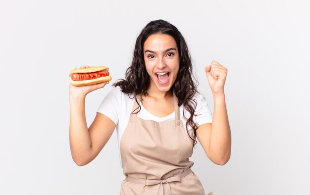 mooie chef-kokvrouw met een hotdog