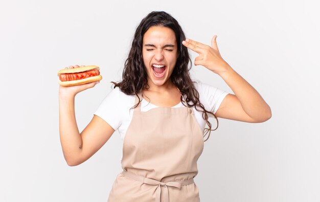 mooie chef-kokvrouw met een hotdog