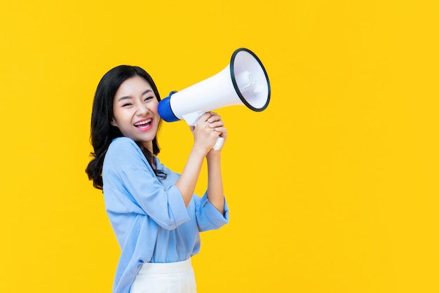 Mooie Chinese vrouw die cheerfully magaphone gebruikt