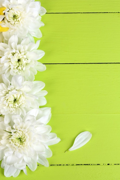 Foto mooie chrysant bloemen op houten tafel close-up