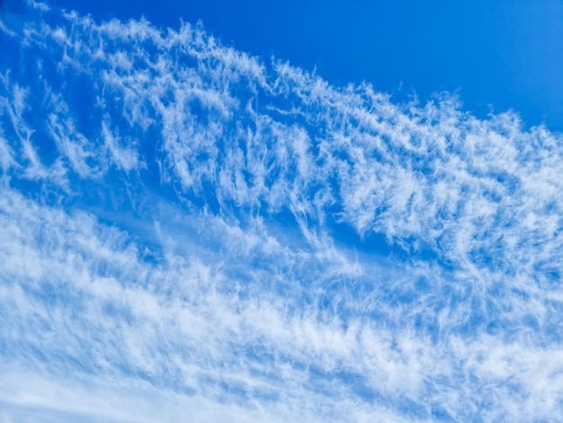 Mooie cirruswolken met blauwe lucht de cirruswolken met helderblauwe hemelachtergrond in middayclea