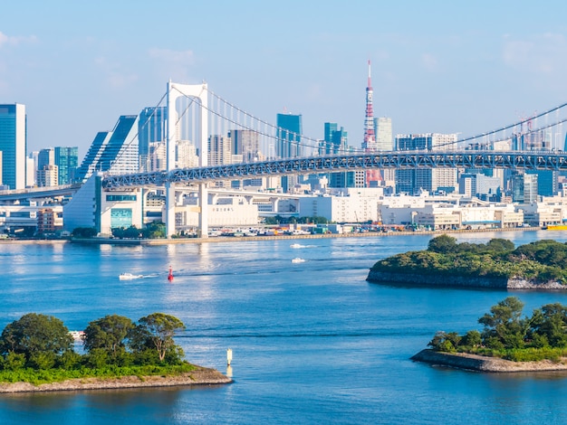 Mooie cityscape met de architectuurbouw en regenboogbrug in de stad van Tokyo