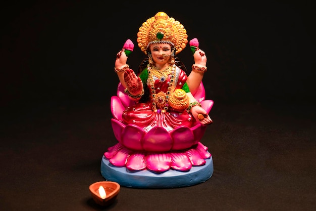 Foto mooie clay idol van hindoeïstische godin lakshmi voor diwali festival.