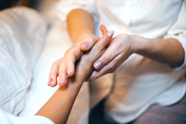 Mooie close-up foto van palm en hand tijdens spa massage jonge vrouw huidverzorging mooie vrouwelijke p...