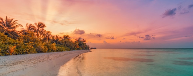 Mooie close-up kalme zeewater golven droom zonsopgang zonsondergang. Tropisch eiland strandlandschap, exotisch