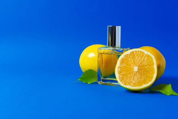 Mooie compositie met flesje parfum en citrusvruchten