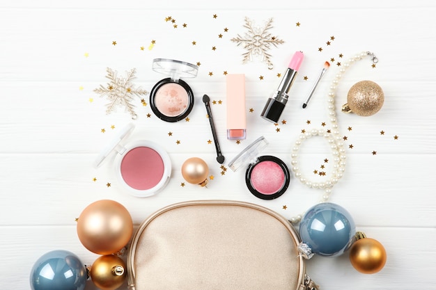 Mooie compositie met kerstdecor en make-up cosmetica bovenaanzicht