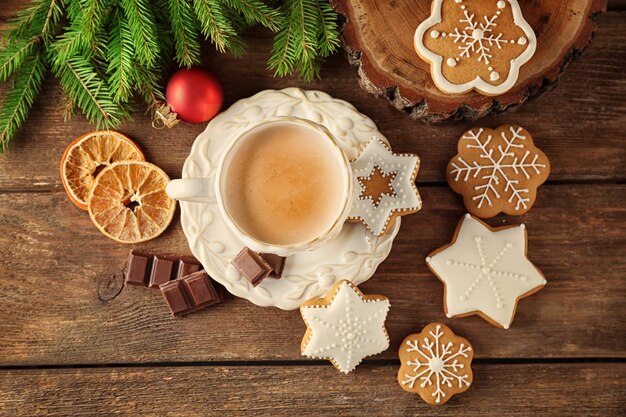 Mooie compositie met kerstkoekjes en kopje koffie op tafel