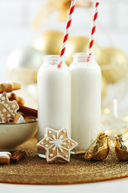 Mooie compositie met kerstkoekjes en melk