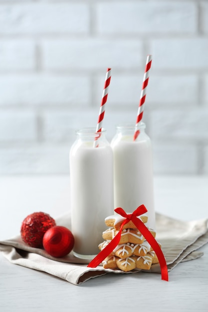 Mooie compositie met kerstkoekjes en melk