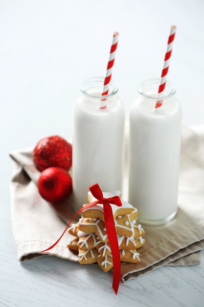 Mooie compositie met kerstkoekjes en melk