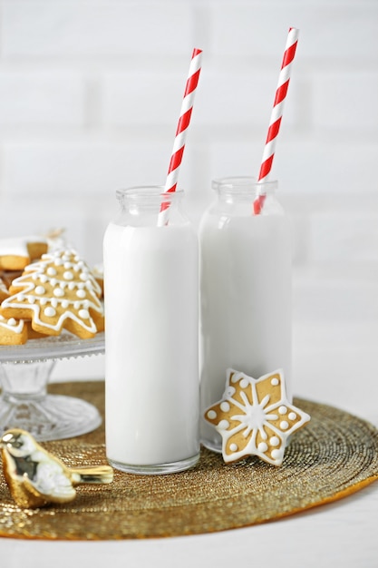 Mooie compositie met kerstkoekjes en melk