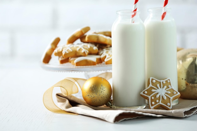 Mooie compositie met kerstkoekjes en melk