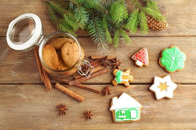 Mooie compositie met kerstkoekjes op houten tafel