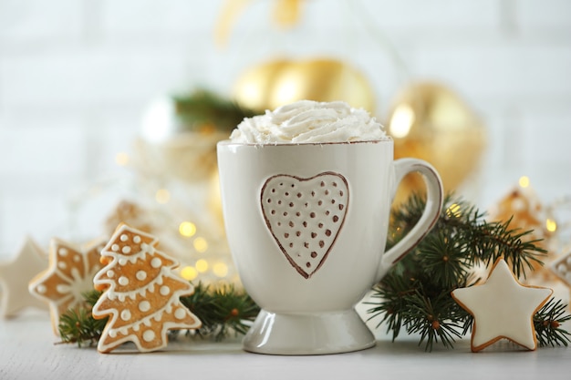 Mooie compositie met kopje cappuccino en kerstkoekjes