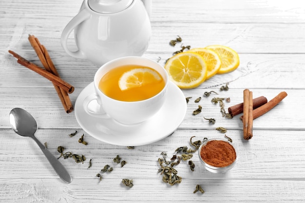 Mooie compositie met kopje kaneelthee op houten tafel