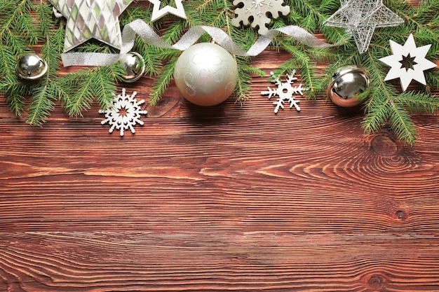 Mooie compositie van kerstdecor op houten achtergrond