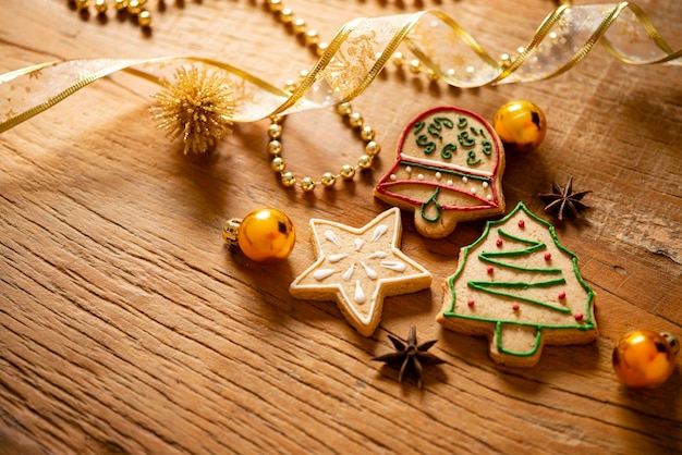 Mooie compositie van kerstkoekjes op houten tafel.