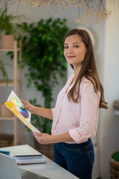 Mooie creatieve vrouw met een kleurenpalet