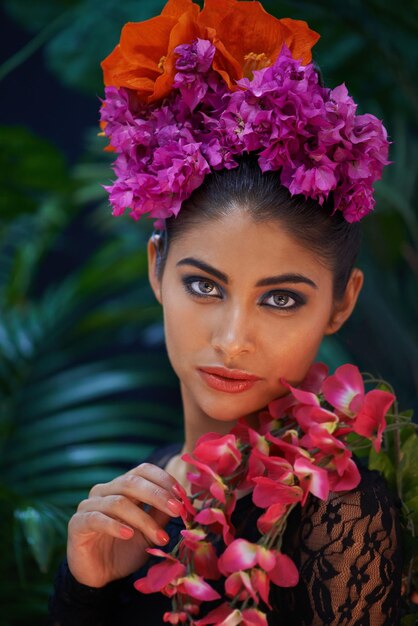 Mooie cultuur Een portret van een mooie vrouw met kleurrijke bloemen