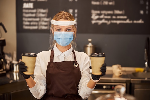 Mooie dame die je koffie aanbiedt in het café?