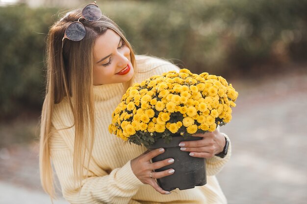 Mooie dame met gele bloemen