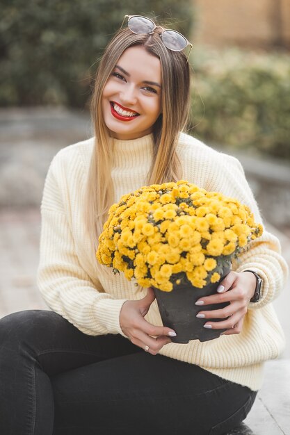 Mooie dame met gele bloemen