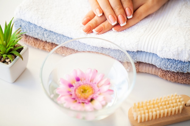 Mooie dames nagels met french manicure in beauty studio