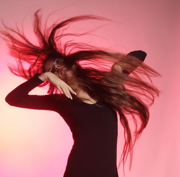 Mooie danseres met lang haar dansen in studio