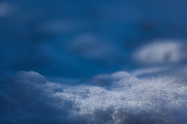 Mooie de winterachtergrond met witte sneeuw