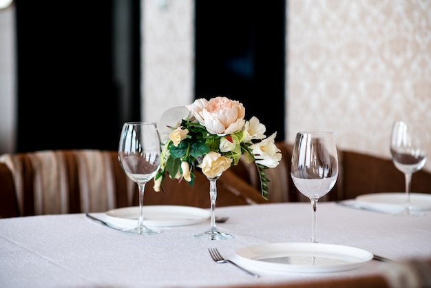 Mooie decoratie van bloemen op de tafel.