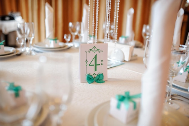 Foto mooie decoratie van de tafel voor de bruiloft
