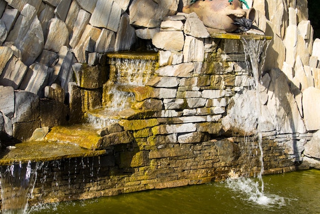 Mooie decoratieve tuin stenen waterval vijver