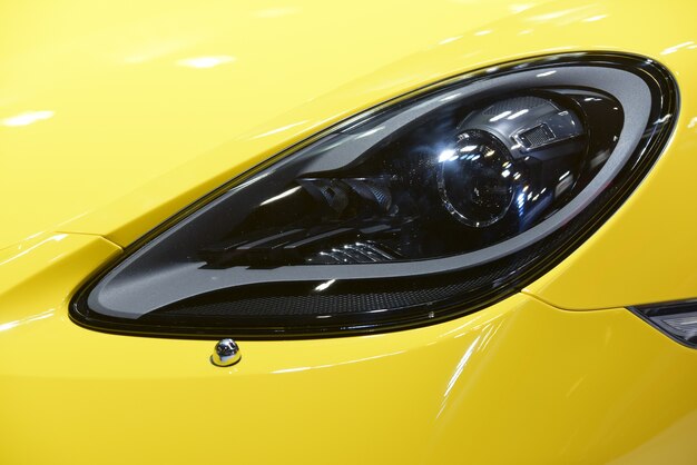 Mooie delen van de nieuwe auto. koplampen, bodylights, moderne en sportieve uitstraling.