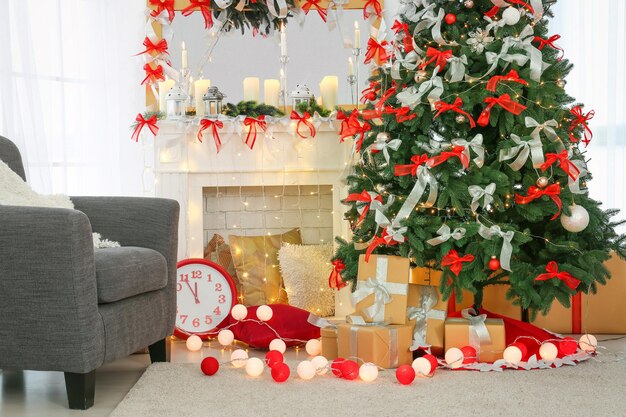 Mooie dennenboom in versierde kamer voor Kerstmis