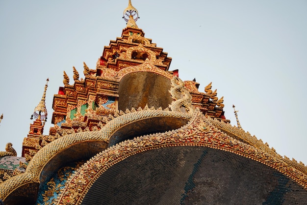 Mooie details van Thaise schone kunsten bij Boeddhistische tempel