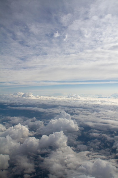 Mooie dikke wolken in de lucht vanaf de hoogte van het vliegtuig