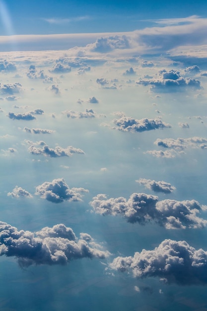 Mooie dikke wolken in de lucht vanaf de hoogte van het vliegtuig